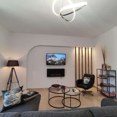 Grey Swan - Modern & Stylish Apartment With Private Parking 볼로스 외부 사진
