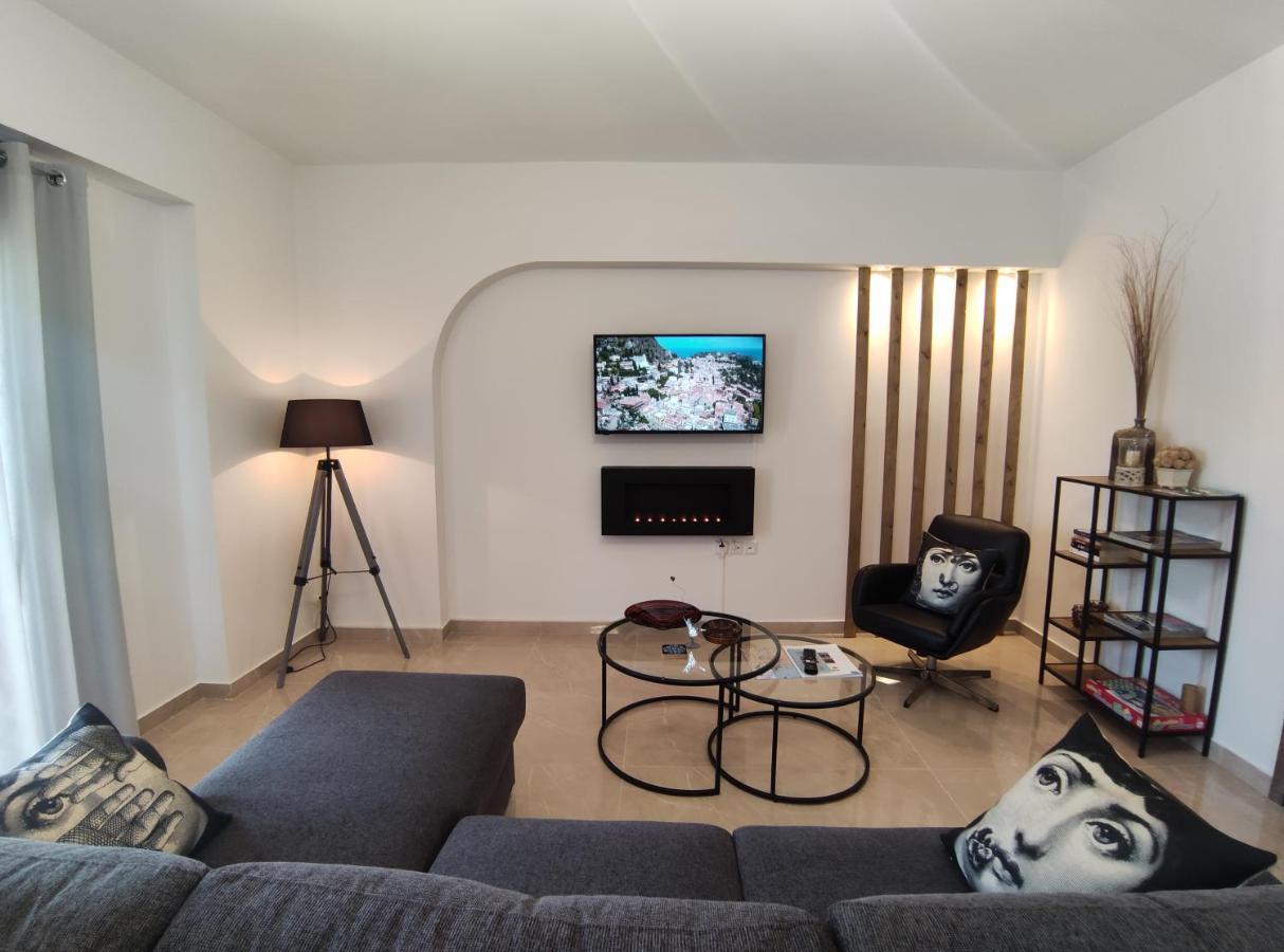 Grey Swan - Modern & Stylish Apartment With Private Parking 볼로스 외부 사진